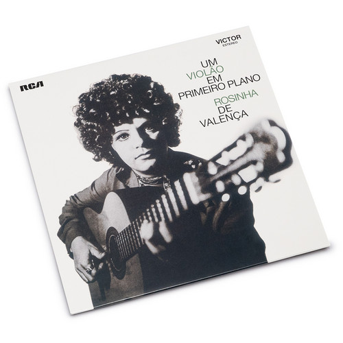 Um Violão Em Primeiro Plano 